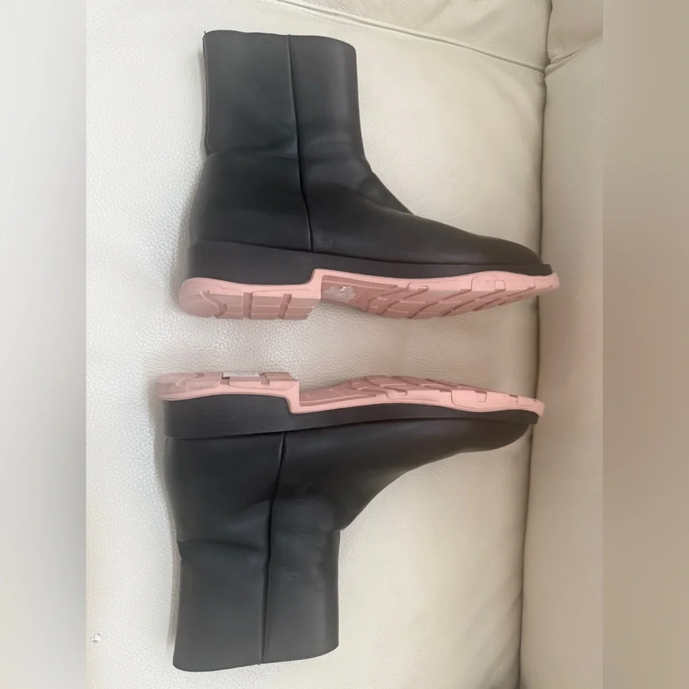 Alexander McQueen step out